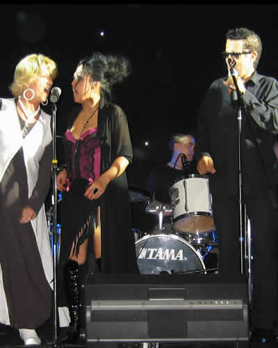 2009 - Herblay - Concert Vigon et les New Lemons - Suzy Randria et Lili Davis (choristes), Loc Pontieux (batterie)